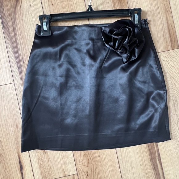 Endless rose black satin mini skirt with rose detail XS - Picture 3 of 7